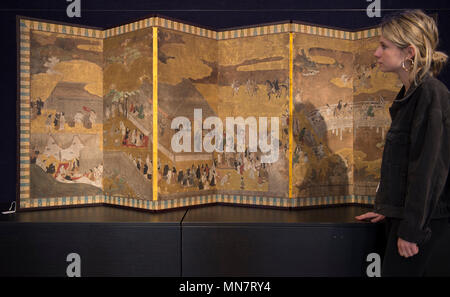 Bonhams, New Bond Street, London, UK. 15 mai, 2018. Un membre du personnel de Bonhams examine un rare et important début Six-Panel Proto-Kabuki paravent représentant des femmes, Momoyama (1573-1615) ou au début de la période Edo (1615-1868), circa 1610-1620 Bonhams au chinois fin et Fine Art Japonais Vente Aperçu, 80,000-150 estimée £000. Artiste inconnu. Credit : Malcolm Park/Alamy Live News. Banque D'Images