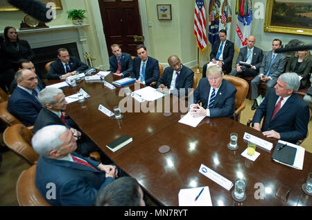 Le Président des Etats-Unis, Donald Trump se réunit avec des représentants de la PhRMA, la Pharmaceutical Research and Manufacturers of America dans le bureau ovale de la Roosevelt Room de la Maison Blanche à Washington, DC le mardi 31 janvier, 2017. Selon le site web "PhRMA présente les chefs de file du pays, les chercheurs et les sociétés de biotechnologie biopharmaceutique.' Credit : Ron Sachs / Piscine d'utilisation dans le monde entier via CNP | Banque D'Images