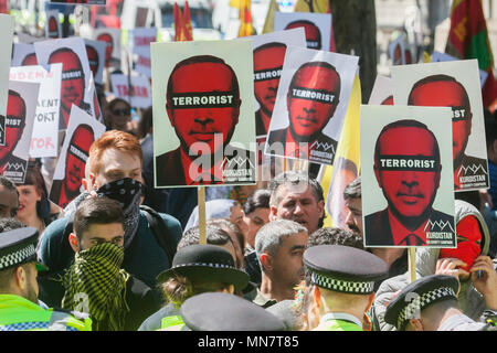 London UK. Le 15 mai 2018. Les tensions exacerbées que la police lutte pour contenir les membres de la solidarité du Kurdistan en dehors de Downing Street pour protester contre les violations des droits de l'homme par le président de la Turquie, Recep Tayyip Erdoğan, qui est sur une visite de trois jours au Royaume-Uni et se prépare à rencontrer le Premier ministre britannique Theresa peut créditer : amer ghazzal/Alamy Live News Banque D'Images