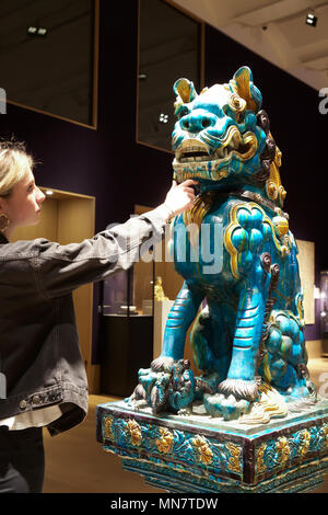 London,UK,15 mai 2018, Photo call de Bonhams Fine Fine Art Chinois et Japonais vente a lieu à New Bond Street. Une imposante paire de Lions bouddhiques Fahua monumentale de la fin de la dynastie Ming (16e/17e siècle) a mené l'appel de la photo, estimé à £150 000-£250 000. La vente a lieu le 17 mai 2018Crédit : Keith Larby/Alamy Live News Banque D'Images