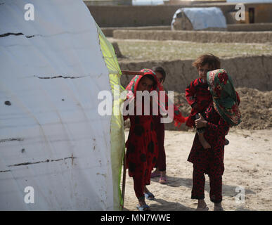 (180515) -- Mazar-I-Sharif, le 15 mai 2018 (Xinhua) -- les enfants afghans sont déplacées dans un camp de fortune dans la région de Mazar-i-Sharif, capitale du nord de la province de Balkh, en Afghanistan, le 20 avril 2018. Les conflits endémiques en Afghanistan ont laissé 83 345 personnes dont des femmes et des enfants déplacés depuis le début de 2018, selon un rapport de l'Office des Nations Unies pour la coordination des affaires humanitaires. Pour ALLER AVEC : enfants socialement vulnérables portant le poids de la guerre en Afghanistan(Xinhua/Rahmat Alizadah) (DTF) Banque D'Images