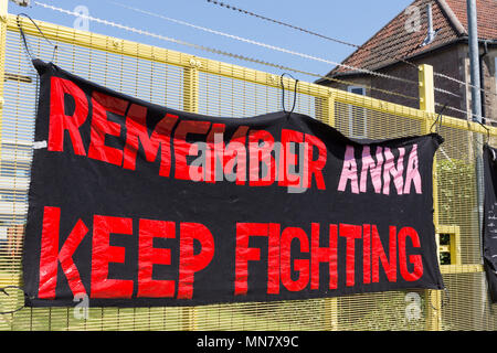 Filton, Bristol, UK . 15 mai, 2018. Banner portraits de femmes tué en Syrie ont été suspendu par le toit de la société Airbus de Filton manifestations coïncident avec les dindes président Erdogans vist..les manifestants disent qu'ils sont les amis de Anna Campbell, de Bristol, qui est mort en Syrie. Les manifestants croient Airbus est de vendre des armes à l'armée turque et que les femmes sur les bannières ont été tués par les forces turques. BAe a publié une déclaration que leur travail avec la Turquie est conforme aux normes de contrôle des exportations de défense. Crédit : Mr Standfast/Alamy Live News Banque D'Images