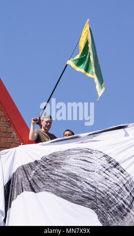 Filton, Bristol, UK . 15 mai, 2018. Banner portraits de femmes tué en Syrie ont été suspendu par le toit de la société Airbus de Filton manifestations coïncident avec les dindes président Erdogans vist..les manifestants disent qu'ils sont les amis de Anna Campbell, de Bristol, qui est mort en Syrie. Les manifestants croient Airbus est de vendre des armes à l'armée turque et que les femmes sur les bannières ont été tués par les forces turques. BAe a publié une déclaration que leur travail avec la Turquie est conforme aux normes de contrôle des exportations de défense. Crédit : Mr Standfast/Alamy Live News Banque D'Images