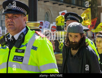 Downing Street, Londres, 15 mai 2018.Les partisans du président turc Erdogan, ainsi que ses adversaires, en majorité kurde, et d'autres contre-manifestants, rallye en dehors de Downing Street, dans l'attente de l'arrivée de M. Recep Tayyip Erdogan, qui est en ce moment sur une visite de trois jours au Royaume-Uni et devrait répondre PM Theresa peut plus tard aujourd'hui. Credit : Imageplotter News et Sports/Alamy Live News Banque D'Images