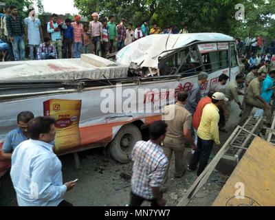 Allahabad, Uttar Pradesh, Inde. 15 mai, 2018. Varanasi : Les gens se rassemblent près de collasped en construction au pont près de la gare de varanasi Cant sur 15-05-2018. Photo par Prabhat Kumar verma Crédit : Prabhat Kumar Verma/ZUMA/Alamy Fil Live News Banque D'Images