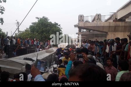 Allahabad, Uttar Pradesh, Inde. 15 mai, 2018. Varanasi : Les gens se rassemblent près de collasped en construction au pont près de la gare de varanasi Cant sur 15-05-2018. Photo par Prabhat Kumar verma Crédit : Prabhat Kumar Verma/ZUMA/Alamy Fil Live News Banque D'Images