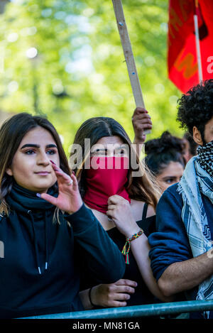 Londres, Royaume-Uni. 15 mai, 2018. A womans dans la protestation contre la visite de M. Erdogan à l'UK.Président turc visite Teresa peut aujourd'hui à Downing Street. Contestataire et partisans d'Erdogan les deux descendent dans la rue pour protester et l'appui de la visite que la police tente de les garder à part d'éviter les affrontements. Credit : Brais G. Rouco SOPA/Images/ZUMA/Alamy Fil Live News Banque D'Images