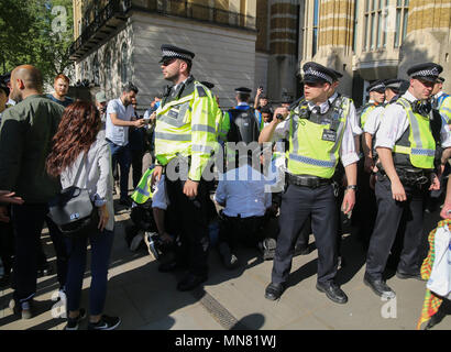 London UK 15 mai 2018 manifestants kurdes Downing Street en face de la démonstration contre le président turc Erdogan de visite se sont heurtés à la police dans une chaude après-midi avec encore plus les esprits d'une grande présence de la police avec les chevaux a maintenu la paix@Paul Quezada-Neiman/Alamy Live News Banque D'Images
