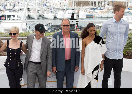 Cannes, France. Le 15 mai 2018. (L-R) Emilia Clarke, directeur Ron Howard, Woody Harrelson, Thandie Newton, Joonas Suotamo au 'Solo : Une histoire de la guerre des étoiles' photocall au cours de la 71e édition du Festival de Cannes au Palais des Festivals le 15 mai 2018 à Cannes, France. Crédit : John Rasimus/Media Punch ***FRANCE, SUÈDE, NORVÈGE, FINLANDE, USA, DENARK, la République tchèque, l'AMÉRIQUE DU SUD SEULEMENT*** Crédit : MediaPunch Inc/Alamy Live News Banque D'Images