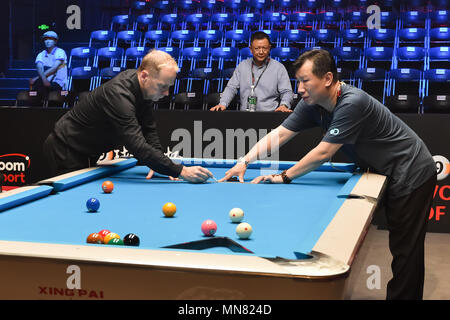 Shanghai, Chine. Le 15 mai 2018. Les fonctionnaires sont en train de préparer la table de billard pendant la coupe de monde de 2018 PISCINE : Cérémonie d Ouverture au gymnase (Luwan) Arena le Mardi, 15 mai 2018. SHANGHAI, CHINE. Credit : Crédit : Wu G Taka Taka Wu/Alamy Live News Banque D'Images