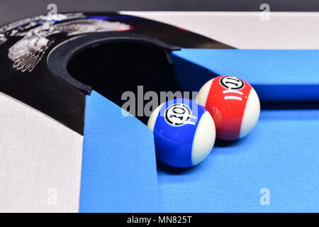 Shanghai, Chine. Le 15 mai 2018. Les fonctionnaires sont en train de préparer la table de billard pendant la coupe de monde de 2018 PISCINE : Cérémonie d Ouverture au gymnase (Luwan) Arena le Mardi, 15 mai 2018. SHANGHAI, CHINE. Credit : Crédit : Wu G Taka Taka Wu/Alamy Live News Banque D'Images