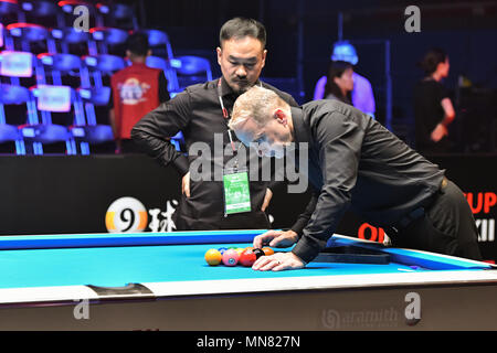 Shanghai, Chine. Le 15 mai 2018. Les fonctionnaires sont en train de préparer la table de billard pendant la coupe de monde de 2018 PISCINE : Cérémonie d Ouverture au gymnase (Luwan) Arena le Mardi, 15 mai 2018. SHANGHAI, CHINE. Credit : Crédit : Wu G Taka Taka Wu/Alamy Live News Banque D'Images