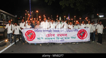 Guwahati, Inde. 14 mai, 2018. Tous les étudiants de l'Assam (AASU) la souscription d'une torche LED lumière par Samujjal conseiller AASU Bhattacharya à Guwahati, protester contre la citoyenneté (Amendment) Bill 2016. Le projet de loi modifie la Loi sur la citoyenneté, 1955 à rendre illégales les migrants qui sont les hindous, les Sikhs, les Bouddhistes, les jaïns, les Parsis et les chrétiens de l'Afghanistan, le Bangladesh et le Pakistan, admissible à la citoyenneté. Crédit : David Talukdar/Pacific Press/Alamy Live News Banque D'Images