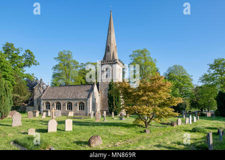 Eglise St Mary au printemps, Lower Slaughter, Cotswolds, Gloucestershire, Angleterre Banque D'Images