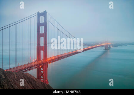 Un matin brumeux au Golden Gate Bridge, San Francisco, USA. Banque D'Images