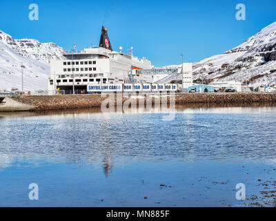 11 avril 2018 : Seydisfjordur, est de l'Islande - Smyril Line ferry MS Norrona à port sur un jour de printemps.