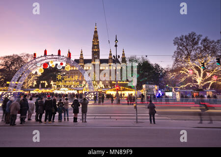 Vue sur place à Vienne au moment de Noël. Les personnes se rendant sur le Christkindlmarkt et donc en attente aux feux de circulation pour traverser la route Banque D'Images