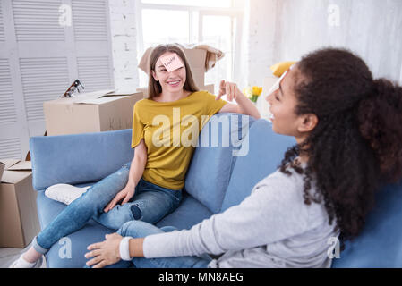 De jolies jeunes filles en jeu nouvel appartement Banque D'Images