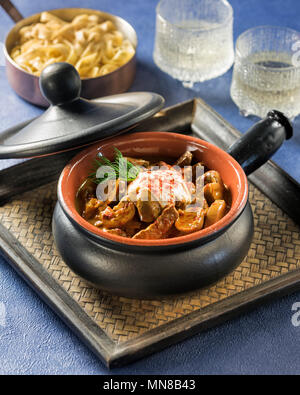 Bœuf Stroganoff. Origine russe plat de bœuf en sauce à la crème aigre. Banque D'Images