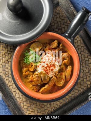 Bœuf Stroganoff. Origine russe plat de bœuf en sauce à la crème aigre. Banque D'Images