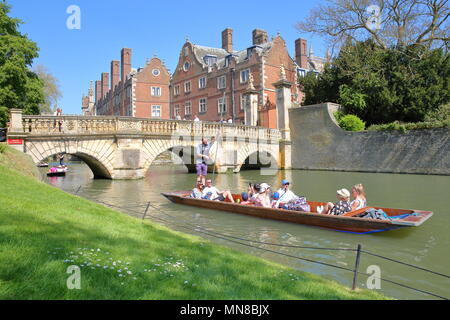 CAMBRIDGE, UK - 6 mai 2018 : les touristes et les étudiants en barque sur la rivière Cam à St John's College University Banque D'Images