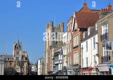 CAMBRIDGE, UK - 6 mai 2018 : Façades sur King's parade avec Gonville et Caius College University (côté gauche) et Grand St Mary's Church (côté droit) Banque D'Images