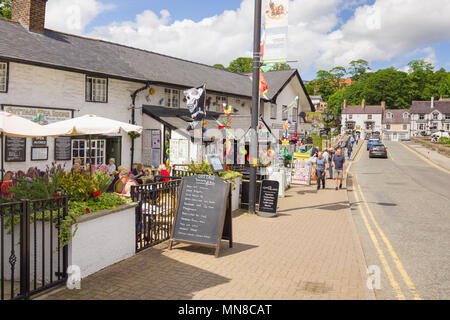 Le gîte les salons de thé et une boutique de vente à côté du pont Dee dans la ville galloise de Llangollen Banque D'Images