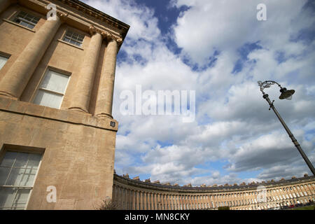Avis de Royal Crescent rue résidentielle maisons géorgiennes baignoire à partir de la fin house, y compris les colonnes et des détails architecturaux lampe rue England UK Banque D'Images