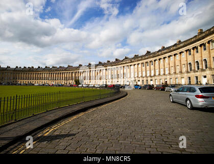 Location de voiture sur Royal Crescent rue résidentielle maisons géorgiennes baignoire England UK Banque D'Images