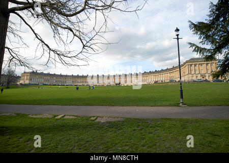 Vue de l'ensemble du Royal Crescent rue résidentielle maisons géorgiennes baignoire England UK Banque D'Images