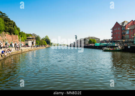 Les habitants et les touristes à flâner et à Exeter Quay shopping sur un dimanche après-midi ensoleillé, Exeter, Royaume-Uni. Banque D'Images