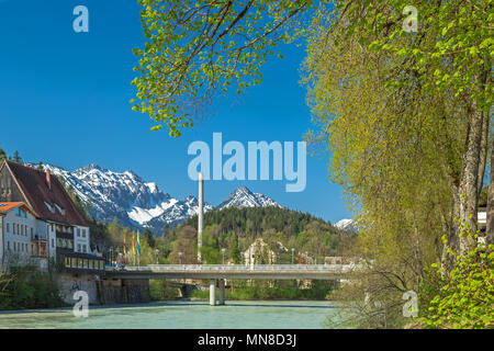 Cheminée dans Füssen sur la rivière Lech en face de sommet alpin Banque D'Images