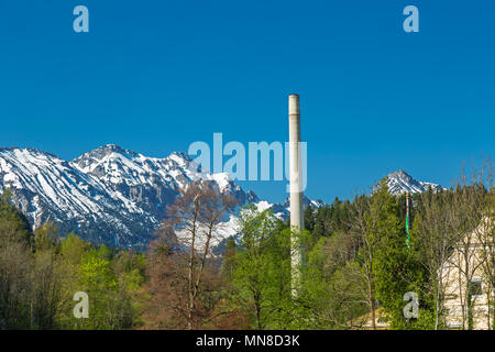 Cheminée dans Füssen sur la rivière Lech en face de sommet alpin Banque D'Images