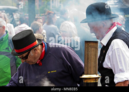 Les amateurs de vapeur s'occupant de leurs moteurs à vapeur miniature à un bain à vapeur juste à Liverpool UK. Banque D'Images