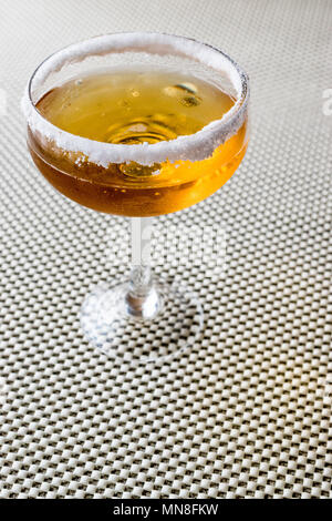 Cocktail d'un side-car avec un sucre rim. Concept de boisson. Banque D'Images