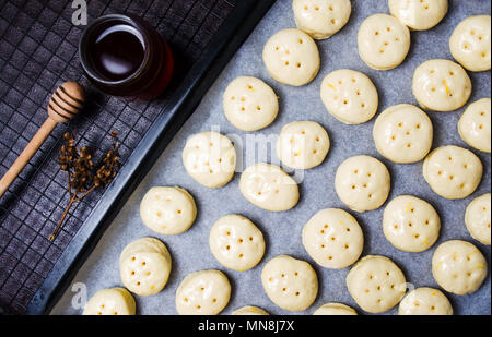 Pâtisserie Maison de la pâte pour les petits pains au miel sur une casserole de traitement au four Banque D'Images