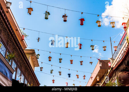 Vue aérienne de nombreux nids d'oiseaux de décoration plus de ciel bleu dans le quartier de Sultanahmet à Istanbul, Turquie. Banque D'Images