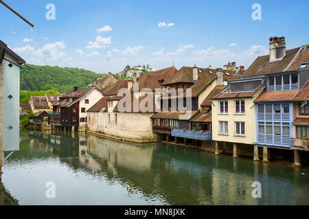 Ornans Cityscape côté rivière Loue - Doubs - France Banque D'Images