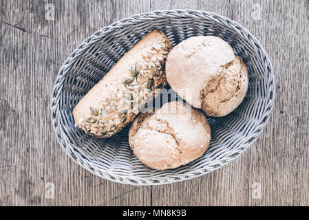Vue de dessus du panier avec des petits pains style Allemand sur table en bois rustique Banque D'Images