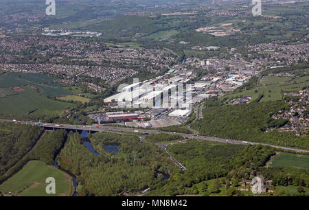 Vue aérienne de l'Armytage Road Industrial Estate à la jonction 25 de l'autoroute M62 à Brighouse, West Yorkshire Banque D'Images