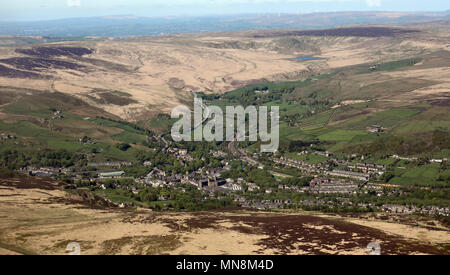 Vue aérienne du grand village de Marsden près de Huddersfield, West Yorkshire, Royaume-Uni Banque D'Images