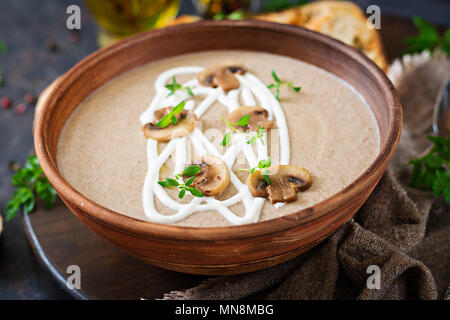 Crème de champignons soupe. La nourriture végétalienne. Menu diététique. Banque D'Images