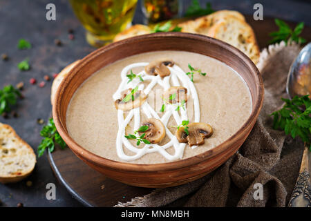 Crème de champignons soupe. La nourriture végétalienne. Menu diététique. Banque D'Images