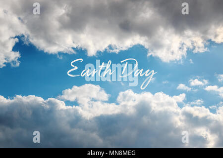 Cadre naturel de nuages dans le ciel avec du texte le jour de la Terre. 22 avril carte concept. Banque D'Images