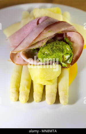 L'asperge blanche servi avec un oeuf poché, jambon, pommes de terre bouillies et de sauce hollandaise. Le plat est une façon traditionnelle de servir les asperges. Banque D'Images