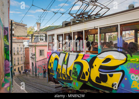 Elevador de Lisbonne, vue sur le côté d'une voiture de tramway tel qu'il descend l'Elevador do Gloria dans le quartier de Baixa de Lisbonne, Portugal. Banque D'Images