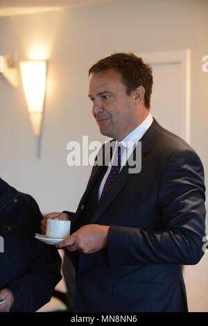 Tony Burgess, chef de l'exploitation d'Eastern Airways ayant un petit déjeuner de travail à l'aéroport après avoir rejoint avec Flybe des vols aux Shetland Banque D'Images