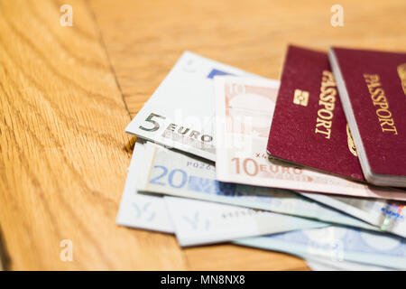 Un couple des passeports avec des euros Banque D'Images