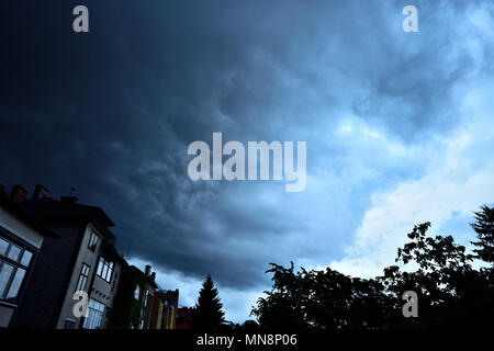 D'énormes cumulonimbus sombre nuage d'en pose sur la périphérie de Vienne, Autriche. Orage assombrit le ciel du soir. Banque D'Images