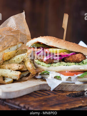 Escalope de poulet sandwich avec salade et frites au four maison Banque D'Images